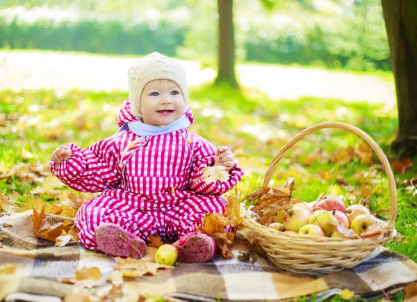 Baby in het park — Stockfoto