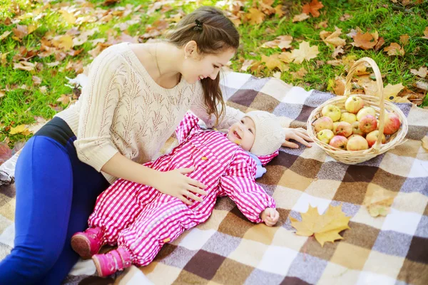 Matka a dítě venkovní — Stock fotografie