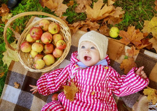 Baby in het park — Stockfoto