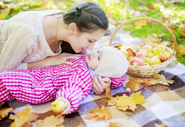 Madre y bebé al aire libre —  Fotos de Stock