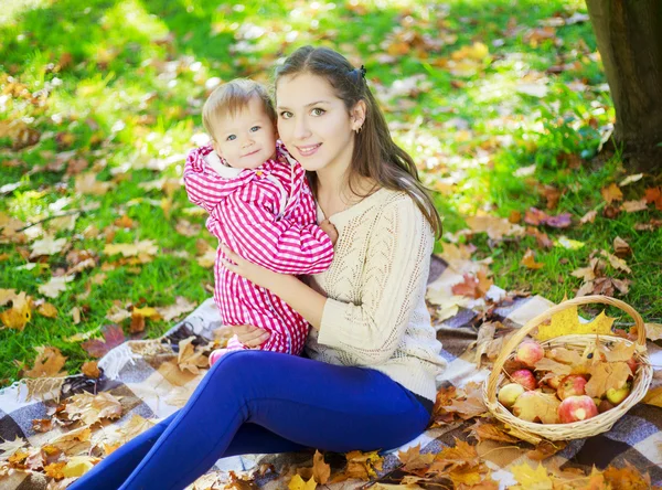 Mutter und Baby im Freien — Stockfoto