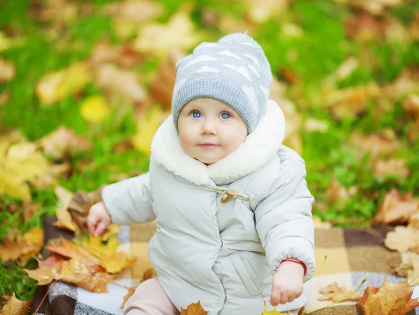 Baby in het park — Stockfoto