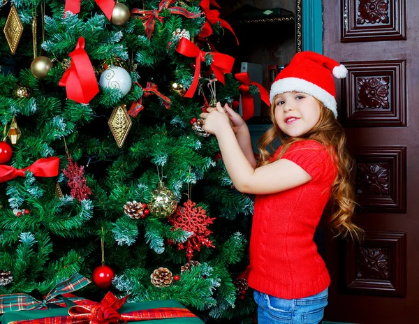 Flicka och julgran — Stockfoto