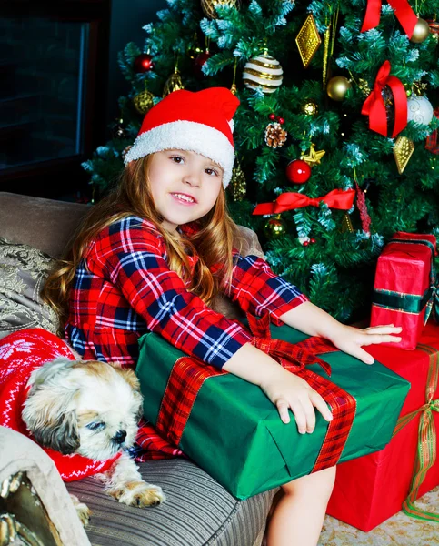 Menina com presentes — Fotografia de Stock