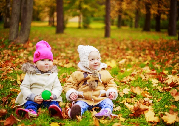 Meninas no parque — Fotografia de Stock