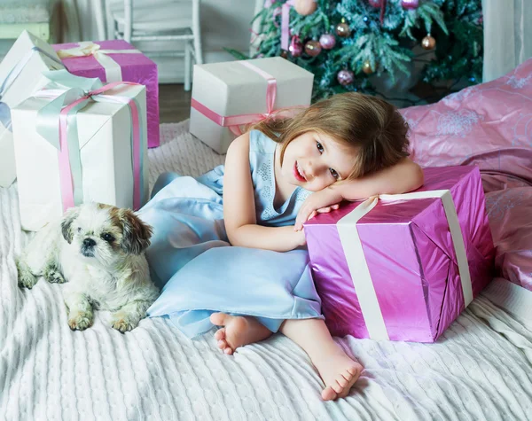 Девушка с подарками — стоковое фото
