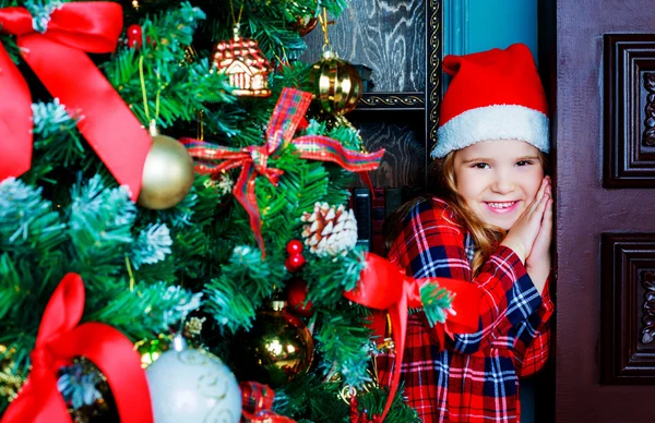 Chica con árbol de Navidad — Foto de Stock