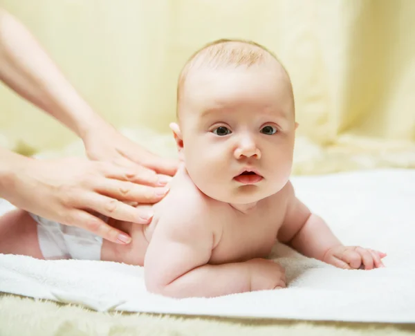 Bebé recibiendo masaje — Foto de Stock