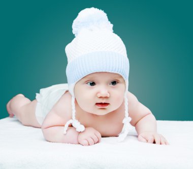Şapka takan bebek