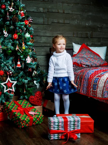 Meisje met kerstcadeaus — Stockfoto