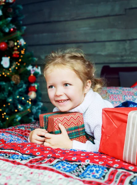 Chica con un regalo — Foto de Stock