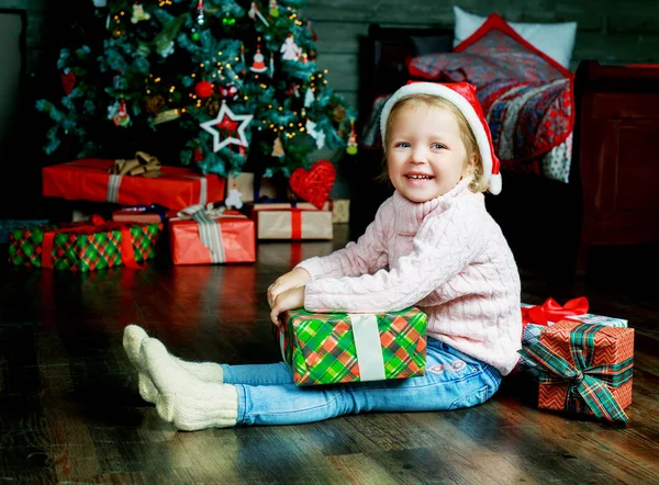 Menina com presentes — Fotografia de Stock