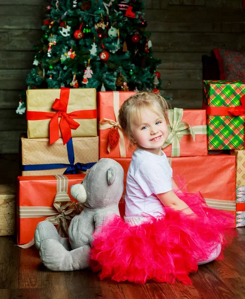 Chica con regalos —  Fotos de Stock