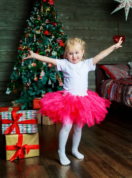 Mädchen mit Geschenken — Stockfoto