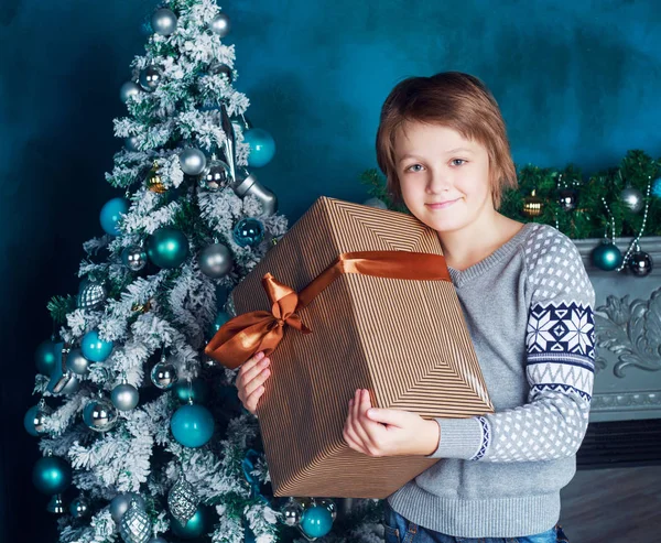 Jongen met kerstboom — Stockfoto