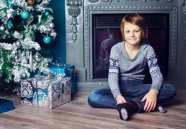 Ragazzo con albero di Natale — Foto Stock