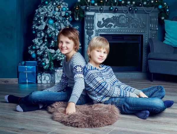 Hermanos con árbol de Navidad —  Fotos de Stock