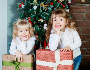 Noel ağacı ile kız