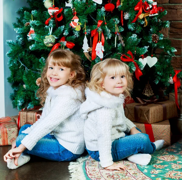 クリスマス ツリーと女の子 — ストック写真