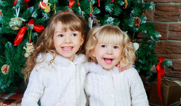 Сестры с рождественским магазином — стоковое фото