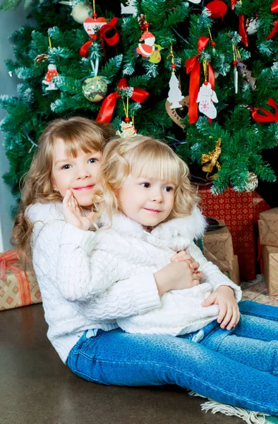 クリスマス ショップと姉妹 — ストック写真