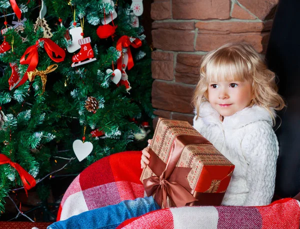 Menina com árvore de natal — Fotografia de Stock