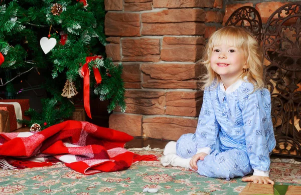 クリスマスツリーの女の子 — ストック写真