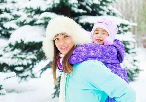 Madre e hija al aire libre —  Fotos de Stock