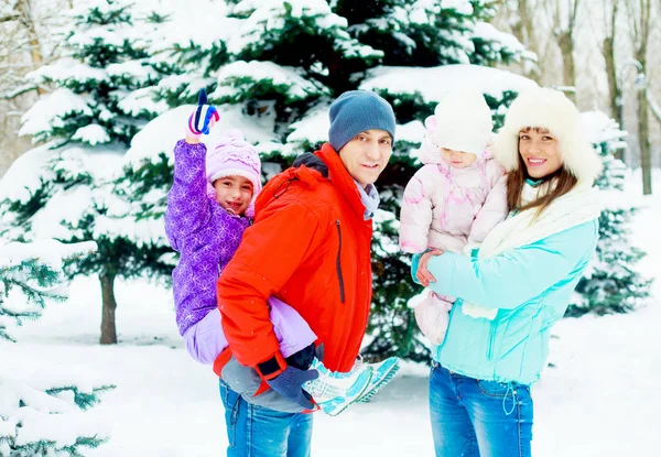 Gelukkige familie buiten — Stockfoto