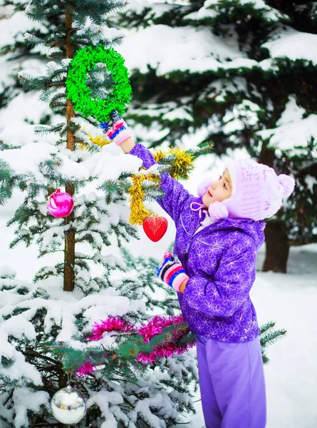 Κορίτσι διακόσμηση δέντρο — Φωτογραφία Αρχείου