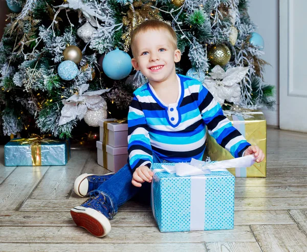 Jongen met kerstboom — Stockfoto