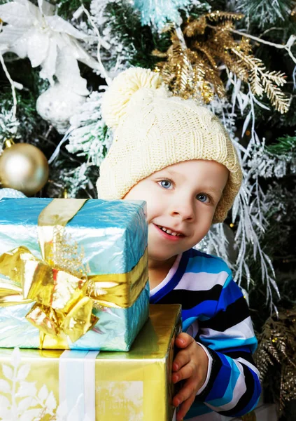 Menino com presentes de Natal — Fotografia de Stock