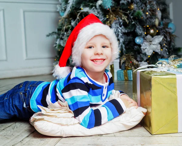 Jongen met kerstboom — Stockfoto