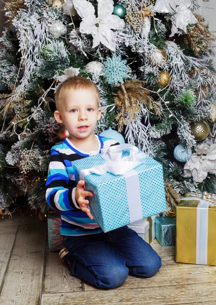 クリスマス ツリーを持つ少年 — ストック写真