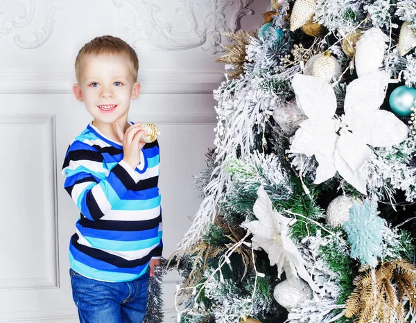 Jongen met kerstboom — Stockfoto