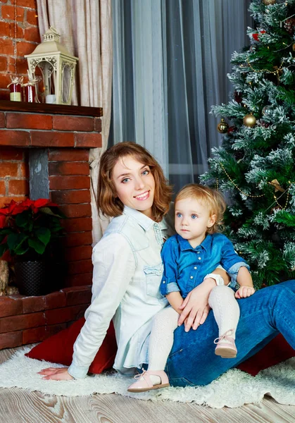 Familia en casa con árbol de Navidad —  Fotos de Stock