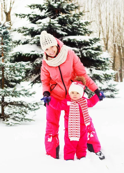 Madre e figlia all'aperto — Foto Stock