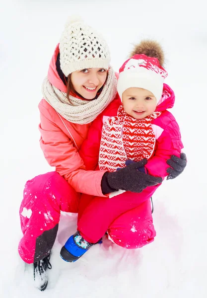 Moeder en baby in het park — Stockfoto