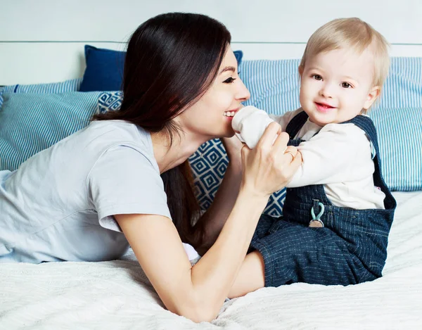 Gelukkig moeder en baby — Stockfoto