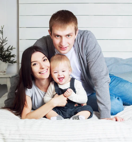 Familia feliz con un bebé —  Fotos de Stock