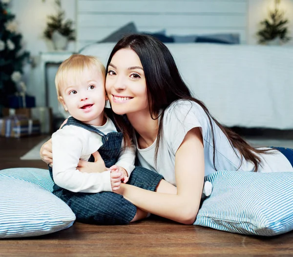 Gelukkig moeder en baby — Stockfoto