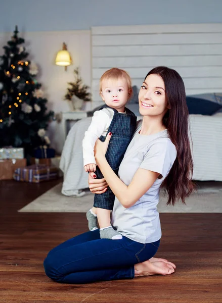 Gelukkig moeder en baby — Stockfoto