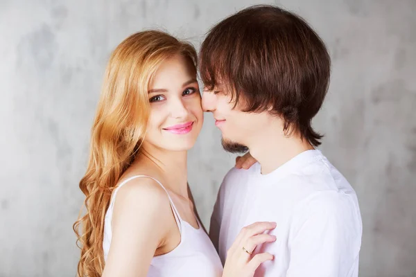 Boldog fiatal pár ölelés — Stock Fotó