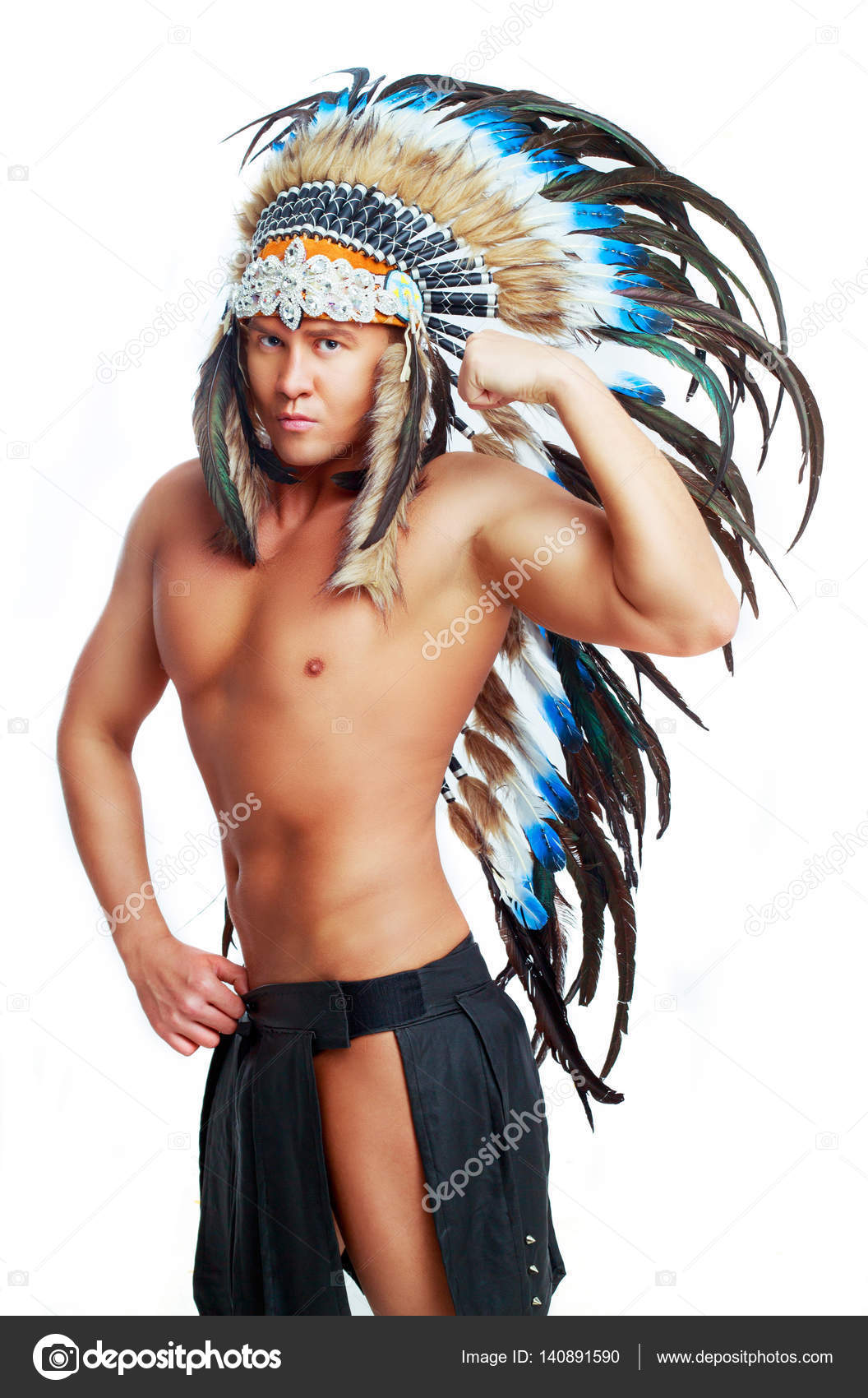 Traje nativo americano — Foto de stock #140891590 © Photolin, image size:1056x1700