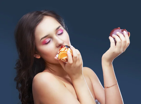 Model jeść deser — Zdjęcie stockowe
