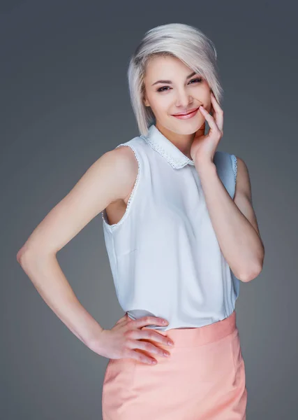 Joven mujer sonriente — Foto de Stock