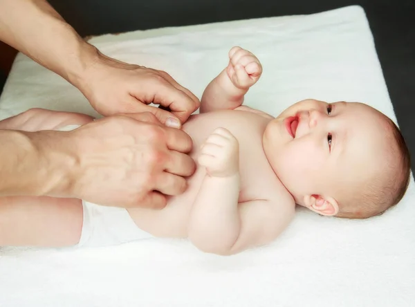 Bebê recebendo massagem — Fotografia de Stock