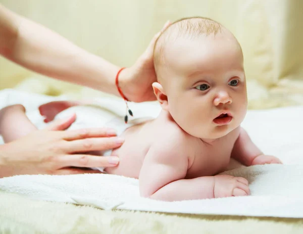 Bebé recibiendo masaje —  Fotos de Stock