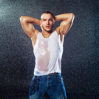 adam yağmur altında