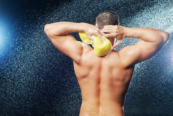 Człowiek biorąc prysznic — Zdjęcie stockowe